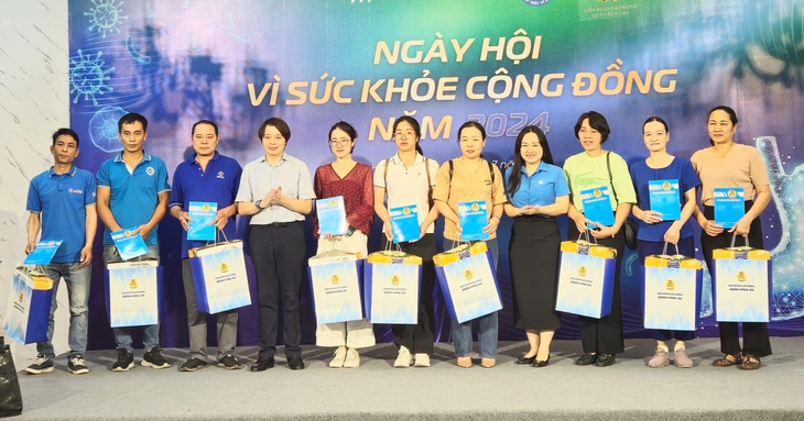 Thầy thuốc trẻ khám sàng lọc bệnh tiêu hóa cho 1.000 người dân Hà Nội- Ảnh 8. Thầy thuốc trẻ khám sàng lọc bệnh tiêu hóa cho 1.000 người dân Hà Nội- Ảnh 8.