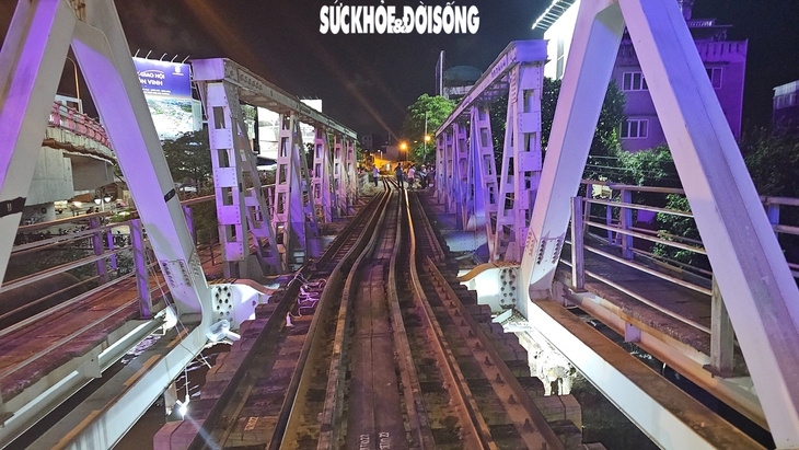 Tàu chở hàng đâm biến dạng ray cầu Quay, tuyến đường sắt Hà Nội - Hải Phòng tạm thay đổi- Ảnh 1. Tàu chở hàng đâm biến dạng ray cầu Quay, tuyến đường sắt Hà Nội - Hải Phòng tạm thay đổi- Ảnh 1.