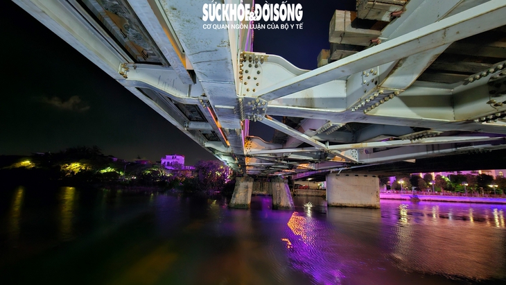 Tàu chở hàng đâm biến dạng ray cầu Quay, tuyến đường sắt Hà Nội - Hải Phòng tạm thay đổi- Ảnh 2. Tàu chở hàng đâm biến dạng ray cầu Quay, tuyến đường sắt Hà Nội - Hải Phòng tạm thay đổi- Ảnh 2.