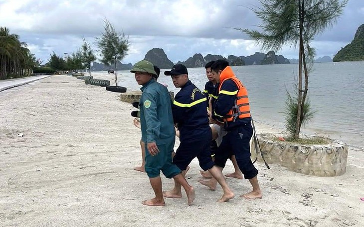Đi tắm biển cùng dì ruột, một cháu bé đuối nước tử vong
