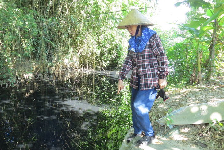 Dân khốn khổ khi kênh trước nhà bỗng chuyển màu đen kịt, bốc mùi hôi thối- Ảnh 1. Dân khốn khổ khi kênh trước nhà bỗng chuyển màu đen kịt, bốc mùi hôi thối- Ảnh 1.