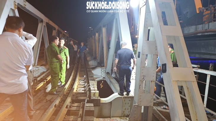 Cầu Quay ở Hải Phòng đã thông trở lại sau sự cố bị tàu hàng đâm biến dạng- Ảnh 1.