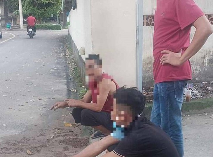 Đánh nhau trong đêm khiến 1 thiếu niên tử vong, nhiều mũ bảo hiểm vỡ vụn- Ảnh 1. Đánh nhau trong đêm khiến 1 thiếu niên tử vong, nhiều mũ bảo hiểm vỡ vụn- Ảnh 1.