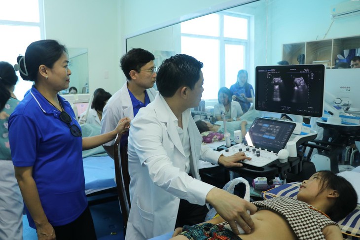 Thầy thuốc Bệnh viện Phụ sản TW khám bệnh, tặng quà tri ân người có công ở Quảng Trị- Ảnh 1.