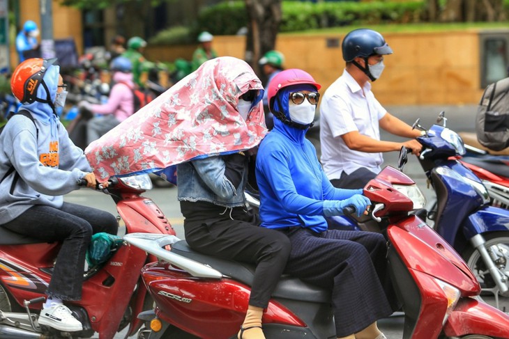 Miền Bắc bước vào đợt nắng nóng gay gắt dài ngày- Ảnh 2. Miền Bắc bước vào đợt nắng nóng gay gắt dài ngày- Ảnh 2.