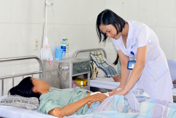 Bóc tách khối u xơ tử cung to như thai 5 tháng tuổi - Ảnh 1.