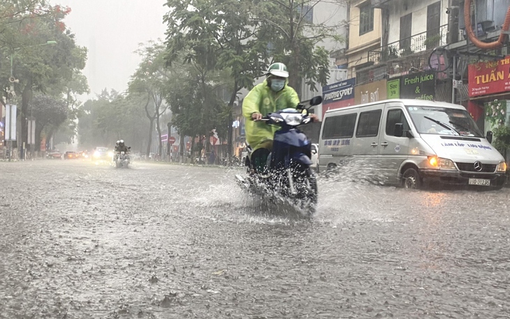 Chiều tối nay Hà Nội có thể xuất hiện mưa dông giải nhiệt nắng nóng