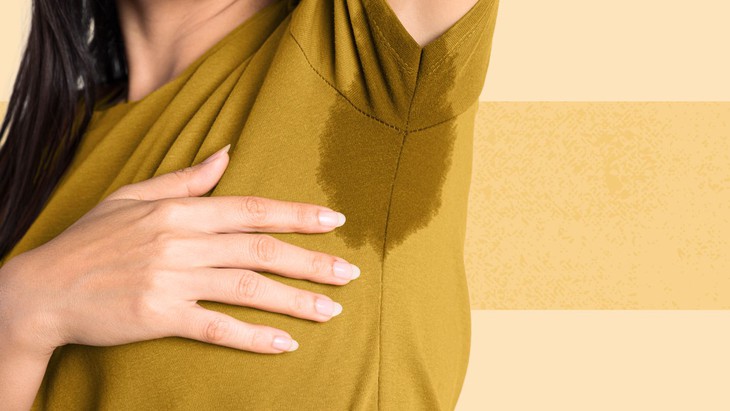 người phụ nữ đổ mồ hôi