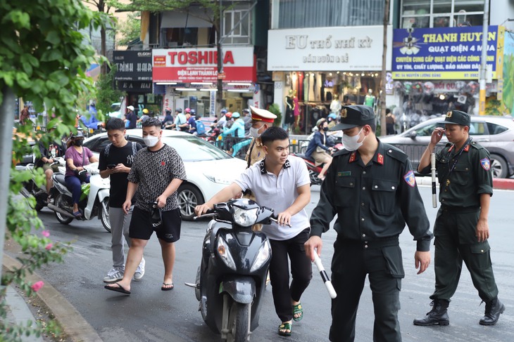 Ngày đầu ra quân, 5 tổ công tác đặc biệt mới tạo hiệu quả bất ngờ- Ảnh 12. Ngày đầu ra quân, 5 tổ công tác đặc biệt mới tạo hiệu quả bất ngờ- Ảnh 12.