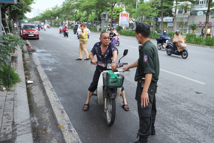Ngày đầu ra quân, 5 tổ công tác đặc biệt mới tạo hiệu quả bất ngờ- Ảnh 9. Ngày đầu ra quân, 5 tổ công tác đặc biệt mới tạo hiệu quả bất ngờ- Ảnh 9.
