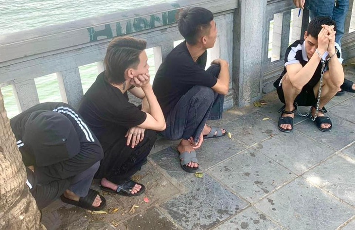 Bắt 4 kẻ đánh trọng thương người đi đường vì ‘ngứa mắt’- Ảnh 1.