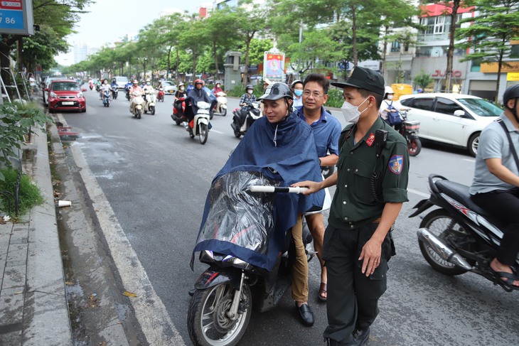 Ngày đầu ra quân, 5 tổ công tác đặc biệt mới tạo hiệu quả bất ngờ- Ảnh 7. Ngày đầu ra quân, 5 tổ công tác đặc biệt mới tạo hiệu quả bất ngờ- Ảnh 7.
