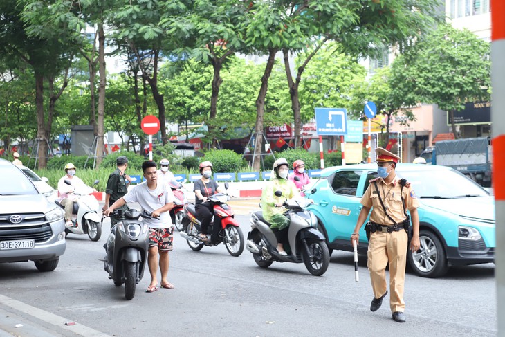 Ngày đầu ra quân, 5 tổ công tác đặc biệt mới tạo hiệu quả bất ngờ- Ảnh 4. Ngày đầu ra quân, 5 tổ công tác đặc biệt mới tạo hiệu quả bất ngờ- Ảnh 4.
