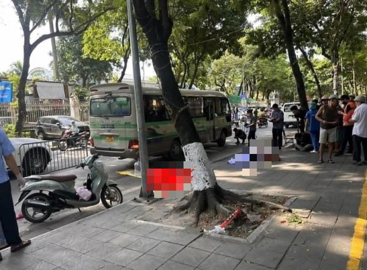 Hà Nội: Xe máy va chạm xe khách trên phố Võ Thị Sáu khiến một cháu nhỏ tử vong- Ảnh 1.