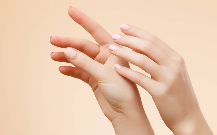 Sau tuổi 60, da tay nhăn, nổi gân: Cách nào cải thiện? - Ảnh 1.