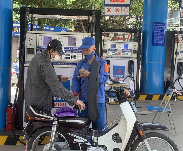 Từ 15h hôm nay giá xăng dầu bất ngờ quay đầu giảm- Ảnh 2. Từ 15h hôm nay giá xăng dầu bất ngờ quay đầu giảm- Ảnh 2.