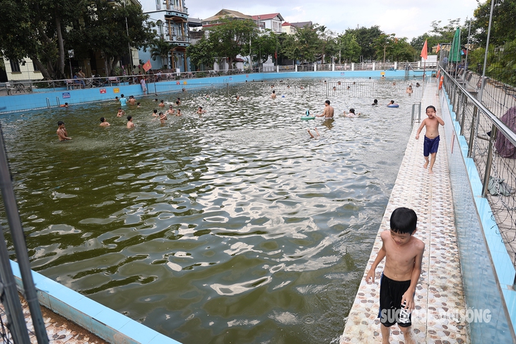 Người dân góp tiền tỷ cải tạo ao làng ô nhiễm thành bể bơi 'khổng lồ'- Ảnh 1. Người dân góp tiền tỷ cải tạo ao làng ô nhiễm thành bể bơi 'khổng lồ'- Ảnh 1.