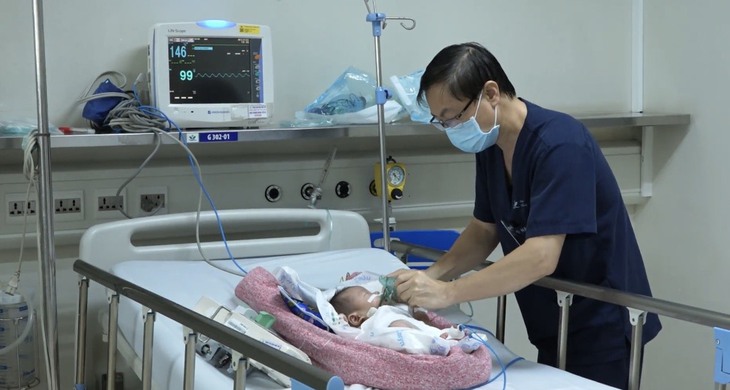Cứu bé 1,5 tháng tuổi mắc ho gà, nhập viện đã ngưng thở - Ảnh 2.