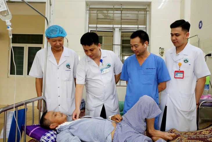 Cứu sống bệnh nhân bị đứt tĩnh mạch cảnh do tại nạn lao động- Ảnh 1. Cứu sống bệnh nhân bị đứt tĩnh mạch cảnh do tại nạn lao động- Ảnh 1.