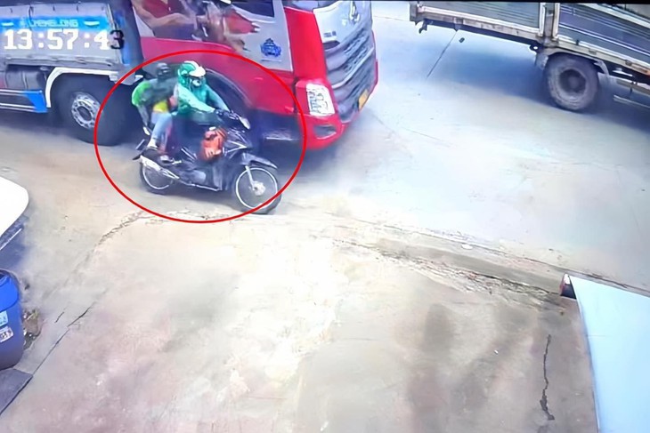 Xe tải lấn làn khiến 2 mẹ con ngồi trên xe ôm công nghệ tử vong - Ảnh 1.