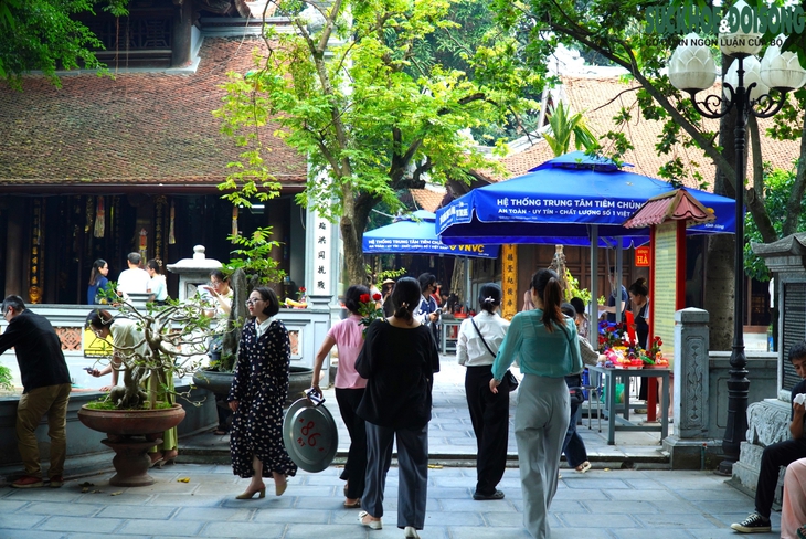 Nam thanh nữ tú tấp nập tới Chùa Hà cầu tình duyên ngày Thất Tịch - Ảnh 1. Nam thanh nữ tú tấp nập tới Chùa Hà cầu tình duyên ngày Thất Tịch - Ảnh 1.
