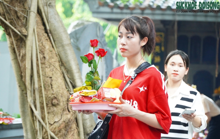 Nam thanh nữ tú tấp nập tới Chùa Hà cầu tình duyên ngày Thất Tịch - Ảnh 7. Nam thanh nữ tú tấp nập tới Chùa Hà cầu tình duyên ngày Thất Tịch - Ảnh 7.