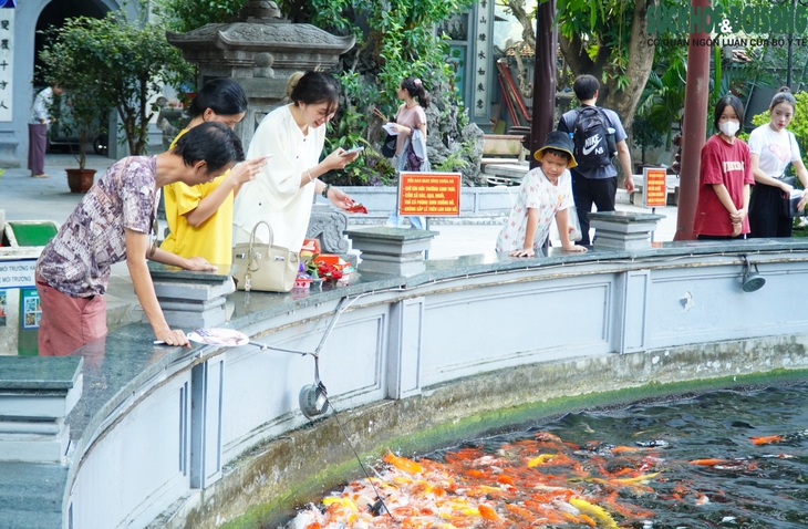 Nam thanh nữ tú tấp nập tới Chùa Hà cầu tình duyên ngày Thất Tịch - Ảnh 12. Nam thanh nữ tú tấp nập tới Chùa Hà cầu tình duyên ngày Thất Tịch - Ảnh 12.