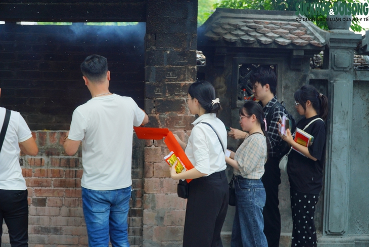 Nam thanh nữ tú tấp nập tới Chùa Hà cầu tình duyên ngày Thất Tịch - Ảnh 13. Nam thanh nữ tú tấp nập tới Chùa Hà cầu tình duyên ngày Thất Tịch - Ảnh 13.