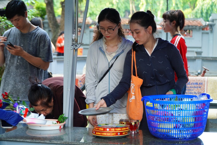 Nam thanh nữ tú tấp nập tới Chùa Hà cầu tình duyên ngày Thất Tịch - Ảnh 3. Nam thanh nữ tú tấp nập tới Chùa Hà cầu tình duyên ngày Thất Tịch - Ảnh 3.