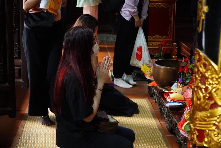 Nam thanh nữ tú tấp nập tới Chùa Hà cầu tình duyên ngày Thất Tịch - Ảnh 10. Nam thanh nữ tú tấp nập tới Chùa Hà cầu tình duyên ngày Thất Tịch - Ảnh 10.
