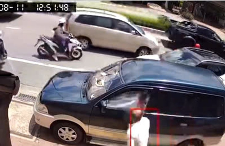 Đập vỡ kính ô tô, buộc tài xế quỳ xin lỗi sau va chạm giao thông- Ảnh 1. Đập vỡ kính ô tô, buộc tài xế quỳ xin lỗi sau va chạm giao thông- Ảnh 1.