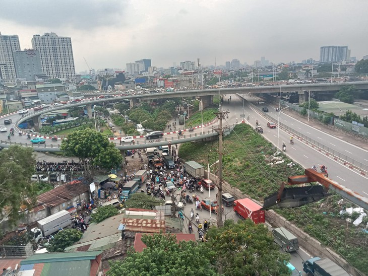 Tài xế xe máy lao vào lan can rồi rơi từ cầu Vĩnh Tuy xuống đất- Ảnh 3. Tài xế xe máy lao vào lan can rồi rơi từ cầu Vĩnh Tuy xuống đất- Ảnh 3.