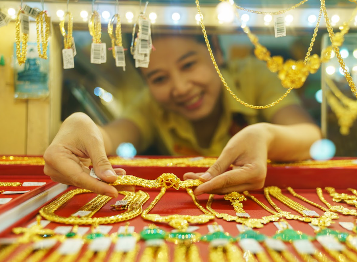 Giá vàng hôm nay ngày 12/8 nằm yên nghe ngóng- Ảnh 1. Giá vàng hôm nay ngày 12/8 nằm yên nghe ngóng- Ảnh 1.