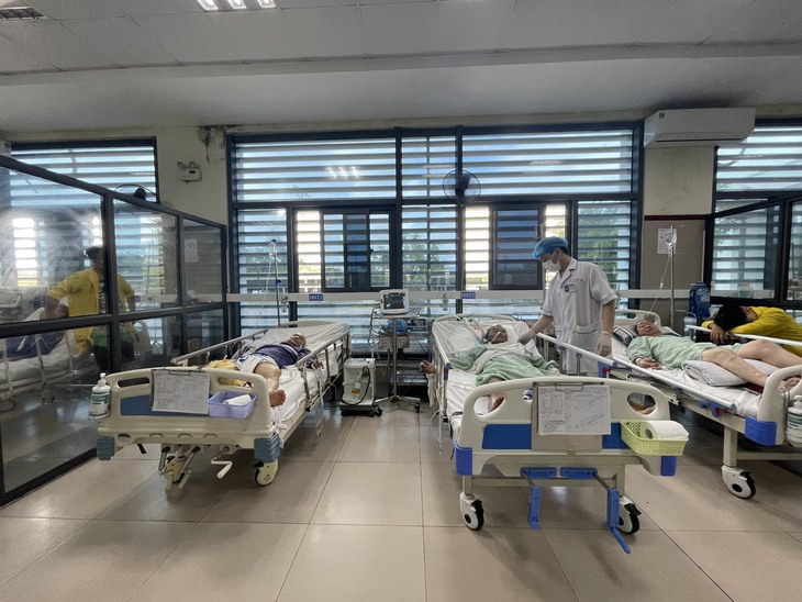 Hai người co giật, hôn mê sâu, ngừng thở sau uống rượu ngâm rễ cây rừng- Ảnh 1. Hai người co giật, hôn mê sâu, ngừng thở sau uống rượu ngâm rễ cây rừng- Ảnh 1.