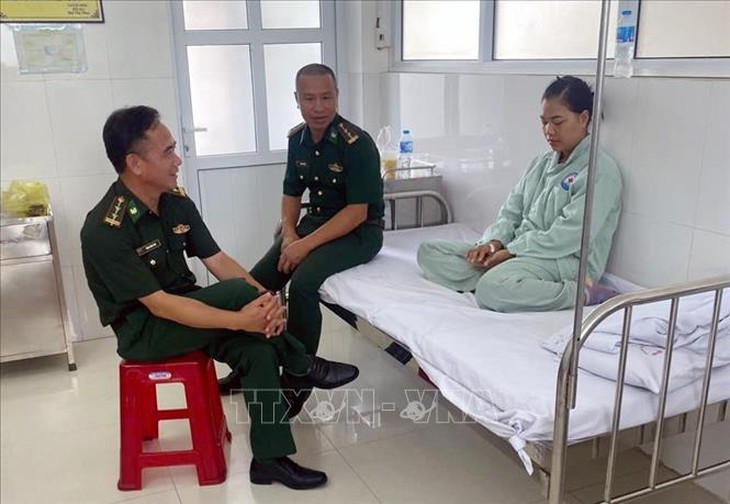 Cấp cứu kịp thời một người bị co giật, ngất trên biển- Ảnh 2. Cấp cứu kịp thời một người bị co giật, ngất trên biển- Ảnh 2.