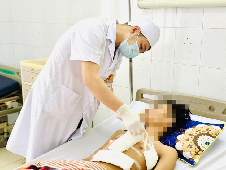 4 giờ ‘cân não’ bác sĩ cứu sống thanh niên vỡ tim, phổi do tai nạn giao thông- Ảnh 3. 4 giờ ‘cân não’ bác sĩ cứu sống thanh niên vỡ tim, phổi do tai nạn giao thông- Ảnh 3.