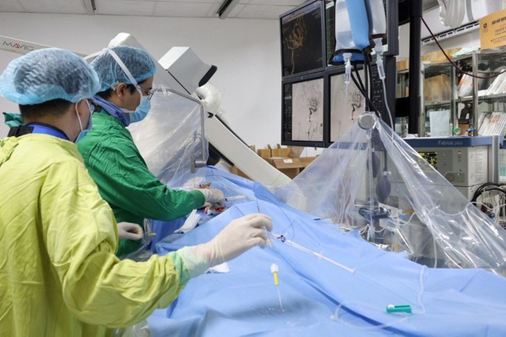Bệnh viện Hữu nghị đa khoa Nghệ An can thiệp nút coil túi phình thành công cho bệnh nhân bị phình động mạch não- Ảnh 1.