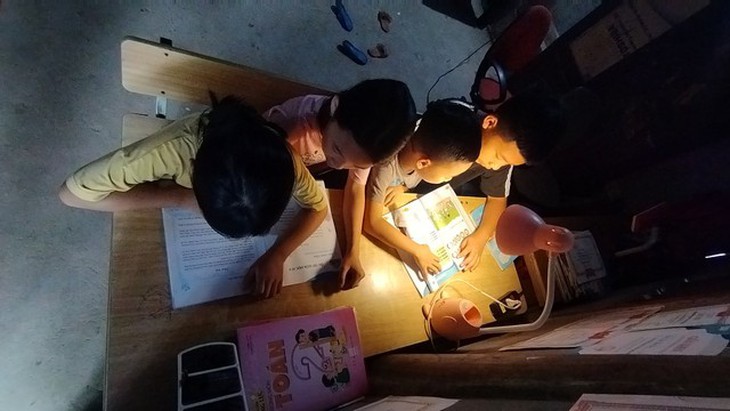 MS 948: 4 đứa trẻ nheo nhóc nguy cơ thất học khi bố mất vì tai nạn giao thông- Ảnh 3. MS 948: 4 đứa trẻ nheo nhóc nguy cơ thất học khi bố mất vì tai nạn giao thông- Ảnh 3.