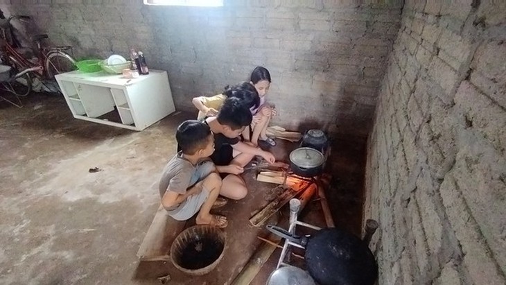 MS 948: 4 đứa trẻ nheo nhóc nguy cơ thất học khi bố mất vì tai nạn giao thông- Ảnh 1. MS 948: 4 đứa trẻ nheo nhóc nguy cơ thất học khi bố mất vì tai nạn giao thông- Ảnh 1.