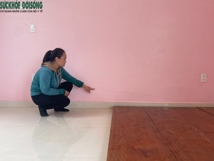 Nhà dân gần công trường cao tốc đoạn Vạn Ninh - Cam Lộ xuất hiện hàng loạt vết nứt- Ảnh 6. Nhà dân gần công trường cao tốc đoạn Vạn Ninh - Cam Lộ xuất hiện hàng loạt vết nứt- Ảnh 6.