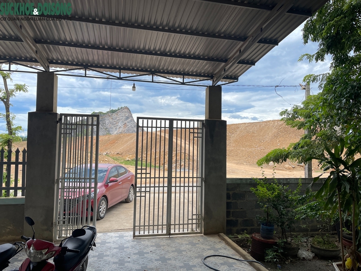 Nhà dân gần công trường cao tốc đoạn Vạn Ninh - Cam Lộ xuất hiện hàng loạt vết nứt- Ảnh 1. Nhà dân gần công trường cao tốc đoạn Vạn Ninh - Cam Lộ xuất hiện hàng loạt vết nứt- Ảnh 1.