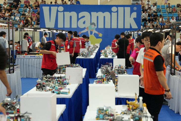 Vinamilk đồng hành cùng hơn 1500 tài năng trẻ trong cuộc thi ROBOTACON WRO 2024- Ảnh 1. Vinamilk đồng hành cùng hơn 1500 tài năng trẻ trong cuộc thi ROBOTACON WRO 2024- Ảnh 1.