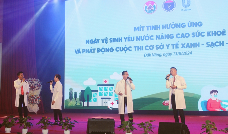 Mít tinh hưởng ứng Ngày Vệ sinh yêu nước nâng cao sức khỏe nhân dân, phát động cuộc thi Cơ sở y tế Xanh - Sạch - Đẹp lần thứ I- Ảnh 1. Mít tinh hưởng ứng Ngày Vệ sinh yêu nước nâng cao sức khỏe nhân dân, phát động cuộc thi Cơ sở y tế Xanh - Sạch - Đẹp lần thứ I- Ảnh 1.
