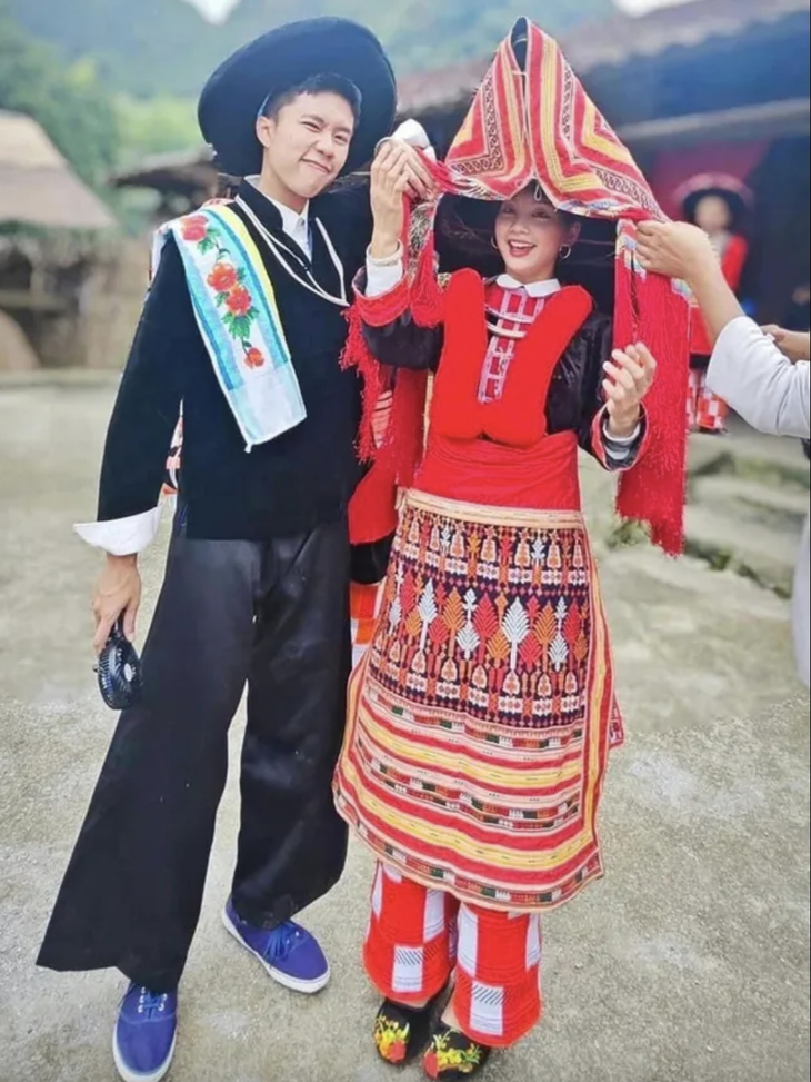 'Đi giữa trời rực rỡ' đạt tỷ view vẫn gây tranh cãi, giới chuyên môn nói gì?- Ảnh 2. 'Đi giữa trời rực rỡ' đạt tỷ view vẫn gây tranh cãi, giới chuyên môn nói gì?- Ảnh 2.