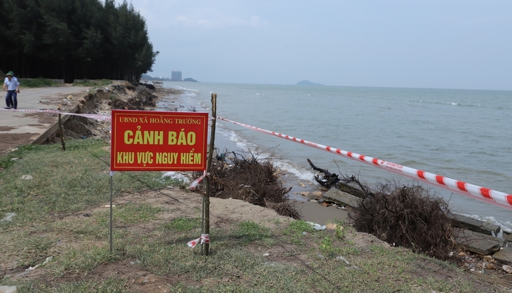 Video: Sóng biển xâm thực sâu làm sạt lở bờ kè ở Thanh Hoá- Ảnh 5. Video: Sóng biển xâm thực sâu làm sạt lở bờ kè ở Thanh Hoá- Ảnh 5.