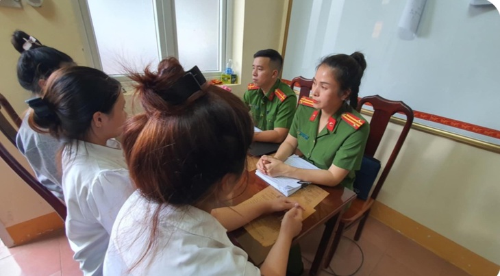 Bắt 3 thiếu nữ bán 2 bé gái vào quán karaoke - Ảnh 1.