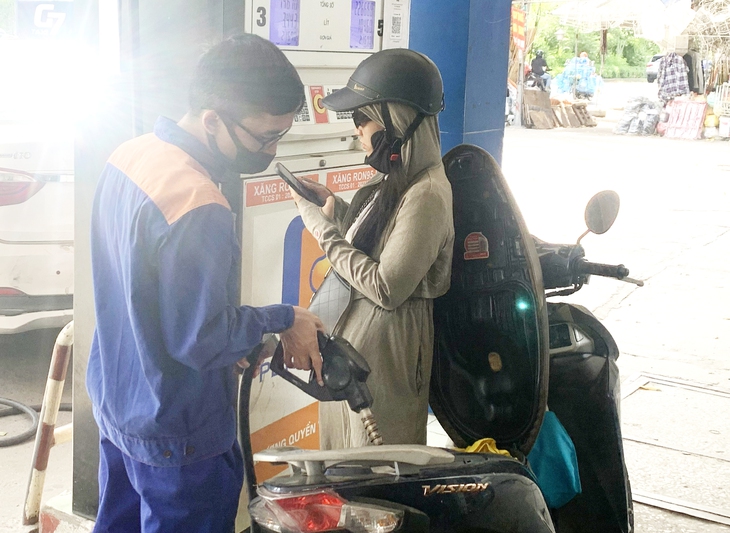 Giá xăng có thể giảm lần thứ 6 liên tiếp vào ngày mai 15/8?- Ảnh 2. Giá xăng có thể giảm lần thứ 6 liên tiếp vào ngày mai 15/8?- Ảnh 2.