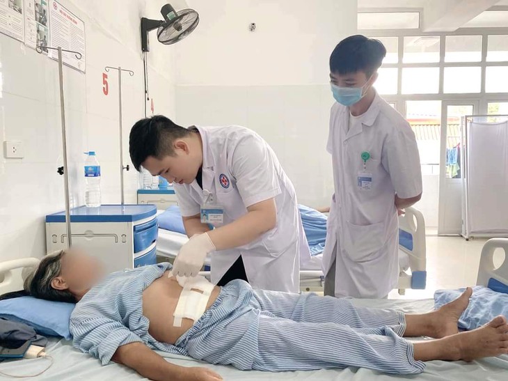 Bác sĩ tuyến huyện kích hoạt 'báo động đỏ' cứu người bệnh thoát khỏi lằn ranh sinh tử- Ảnh 1.