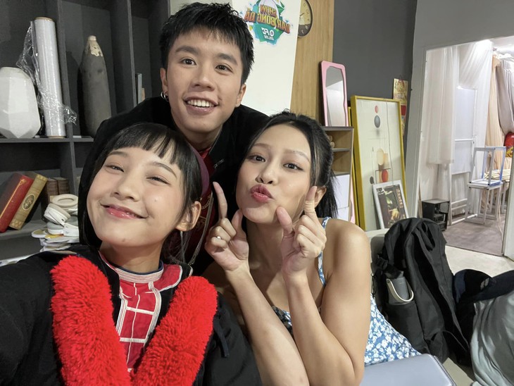 Khoảnh khắc đáng yêu không lên sóng của nữ chính 'Đi giữa trời rực rỡ'- Ảnh 10. Khoảnh khắc đáng yêu không lên sóng của nữ chính 'Đi giữa trời rực rỡ'- Ảnh 10.