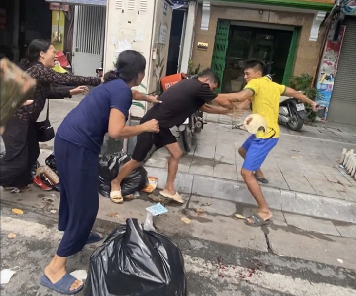Vụ nhóm người bị hành hung ở Bến xe Giáp Bát: 4 người bị thương tích- Ảnh 2. Vụ nhóm người bị hành hung ở Bến xe Giáp Bát: 4 người bị thương tích- Ảnh 2.